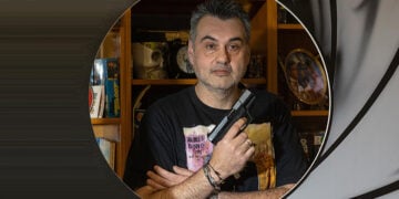 Ο Χρήστος Παρασίδης ποζάρει ως Τζέιμς Μποντ (φωτ.: ΑΠΕ-ΜΠΕ / Νίκος Αρβανιτίδης)