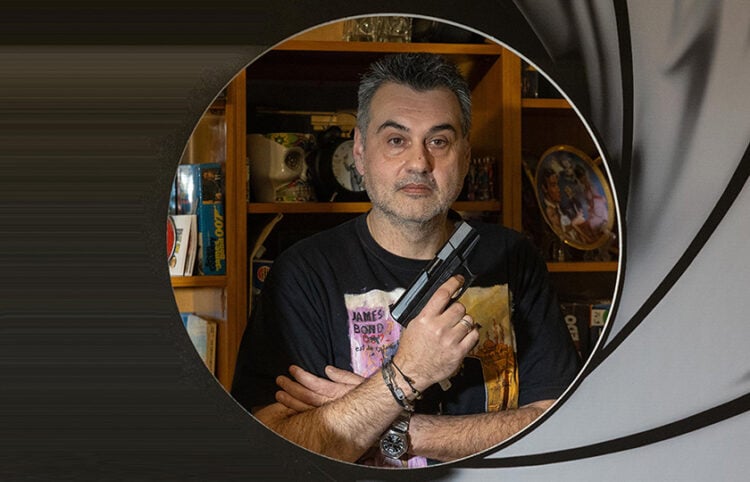 Ο Χρήστος Παρασίδης ποζάρει ως Τζέιμς Μποντ (φωτ.: ΑΠΕ-ΜΠΕ / Νίκος Αρβανιτίδης)