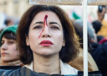 Διαδηλώτρια μετέχει σε συγκέντρωση στο Παρίσι με αφορμή τις αντικυβερνητικές διαμαρτυρίες στο Ιράν (φωτ.: EPA/Mohammed Badra)