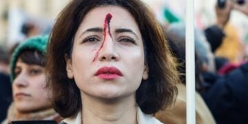 Διαδηλώτρια μετέχει σε συγκέντρωση στο Παρίσι με αφορμή τις αντικυβερνητικές διαμαρτυρίες στο Ιράν (φωτ.: EPA/Mohammed Badra)