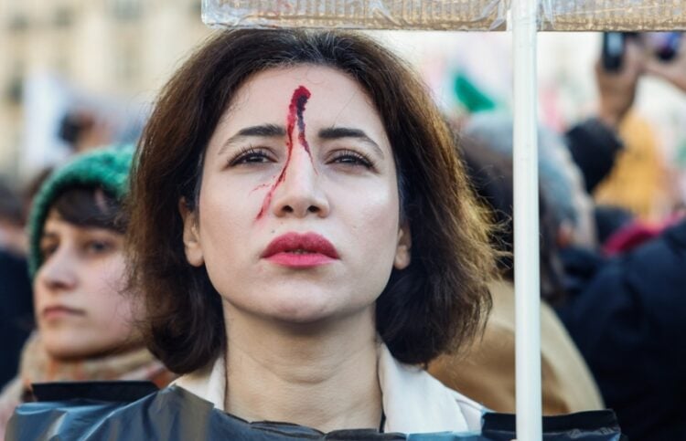 Διαδηλώτρια μετέχει σε συγκέντρωση στο Παρίσι με αφορμή τις αντικυβερνητικές διαμαρτυρίες στο Ιράν (φωτ.: EPA/Mohammed Badra)