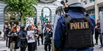 Συγγενείς και φίλοι του θύματος στο δικαστικό μέγαρο Πάτρας (φωτ.: EUROKINISSI / Δημήτρης Χριστοδουλόπουλος)