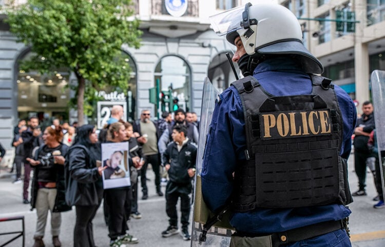 Συγγενείς και φίλοι του θύματος στο δικαστικό μέγαρο Πάτρας (φωτ.: EUROKINISSI / Δημήτρης Χριστοδουλόπουλος)