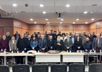 Οικογενειακή φωτογραφία στο πλαίσιο της πρώτης συνεδρίασης του Διοικητικού Συμβουλίου της Παμποντιακής Ομοσπονδίας Ελλάδος για το 2026 (φωτ.: ΠΟΕ)