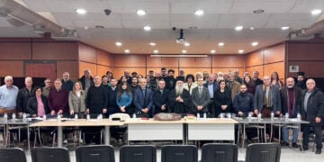 Οικογενειακή φωτογραφία στο πλαίσιο της πρώτης συνεδρίασης του Διοικητικού Συμβουλίου της Παμποντιακής Ομοσπονδίας Ελλάδος για το 2026 (φωτ.: ΠΟΕ)