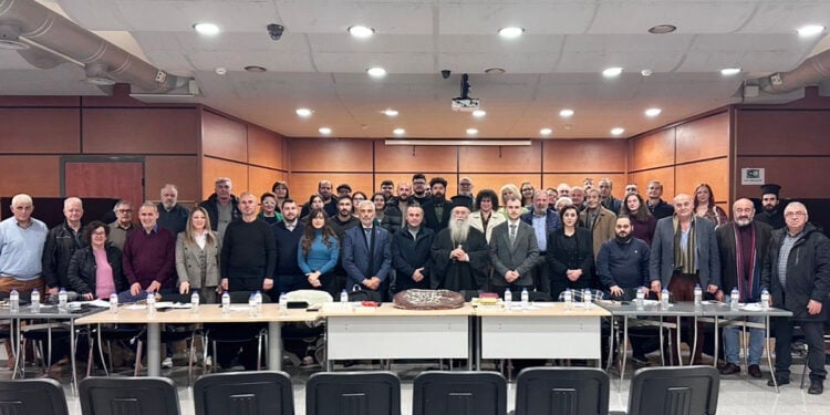 Οικογενειακή φωτογραφία στο πλαίσιο της πρώτης συνεδρίασης του Διοικητικού Συμβουλίου της Παμποντιακής Ομοσπονδίας Ελλάδος για το 2026 (φωτ.: ΠΟΕ)