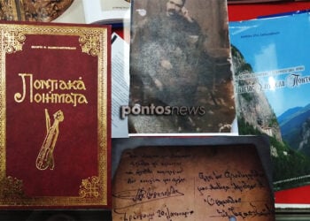 Η φωτογραφία του Αβραάμ Ορφανίδη, η σημείωσή του και το βιβλίο ποιημάτων της εγγονής του, Μ. Ορφανίδου (φωτ.: Έλλη Τσολάκη)