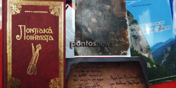 Η φωτογραφία του Αβραάμ Ορφανίδη, η σημείωσή του και το βιβλίο ποιημάτων της εγγονής του, Μ. Ορφανίδου (φωτ.: Έλλη Τσολάκη)