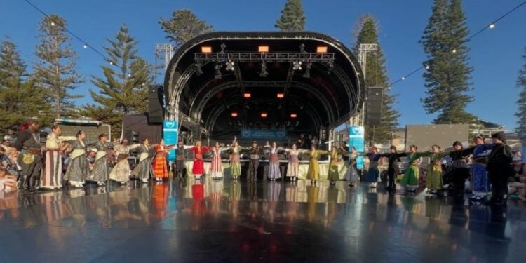 Τα μέλη της Ποντιακής Αδελφότητας Νότιας Αυστραλίας στη σκηνή του φεστιβάλ (φωτ.: facebook/Pontian Brotherhood of SA Inc.)