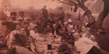 Έλληνες με τις οικογένειές τους σε εκδρομή στα περίχωρα του Βλαδικαυκάς (πηγή: Αρχείο Κωνσταντίνου Παυλίδη)