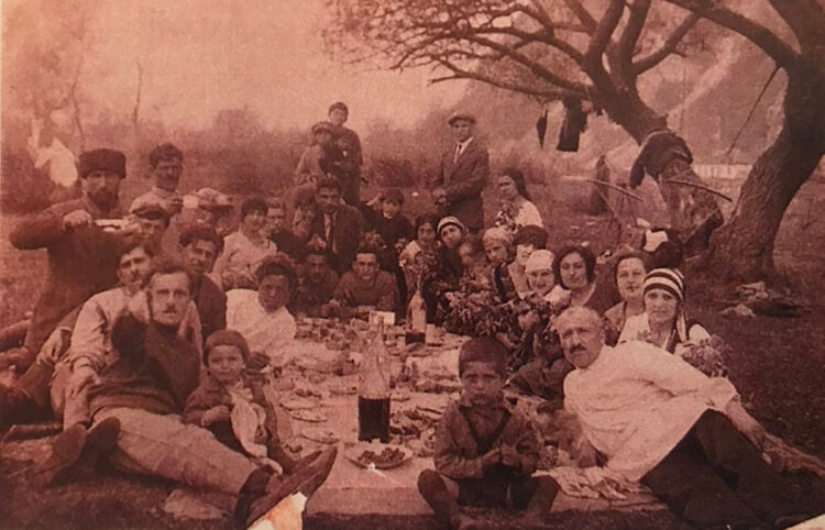 Έλληνες με τις οικογένειές τους σε εκδρομή στα περίχωρα του Βλαδικαυκάς (πηγή: Αρχείο Κωνσταντίνου Παυλίδη)