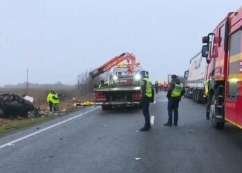 Ρουμάνοι αστυνομικοί στο σημείο του τροχαίου δυστυχήματος. Αριστερά διακρίνονται τα συντρίμμια του μοιραίου βαν (φωτ.: glomex)
