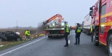 Ρουμάνοι αστυνομικοί στο σημείο του τροχαίου δυστυχήματος. Αριστερά διακρίνονται τα συντρίμμια του μοιραίου βαν (φωτ.: glomex)