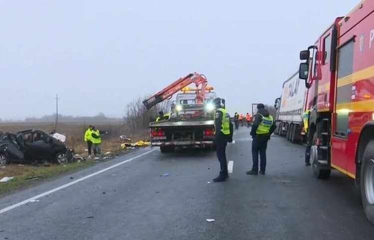 Ρουμάνοι αστυνομικοί στο σημείο του τροχαίου δυστυχήματος. Αριστερά διακρίνονται τα συντρίμμια του μοιραίου βαν (φωτ.: glomex)
