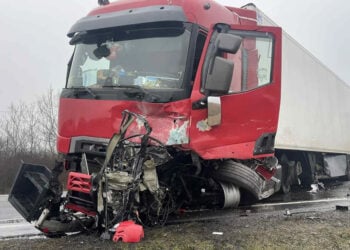 Η νταλίκα πάνω στην οποία καρφώθηκε το μαύρο βαν με τους Έλληνες οπαδούς, Τρίτη 27 Ιανουαρίου 2026 (πηγή: stiriletransilvaniei.eu)