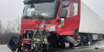 Η νταλίκα πάνω στην οποία καρφώθηκε το μαύρο βαν με τους Έλληνες οπαδούς, Τρίτη 27 Ιανουαρίου 2026 (πηγή: stiriletransilvaniei.eu)