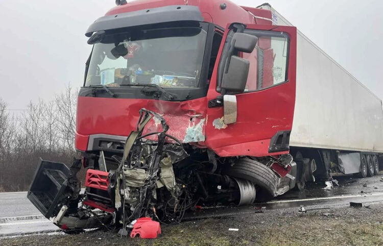 Η νταλίκα πάνω στην οποία καρφώθηκε το μαύρο βαν με τους Έλληνες οπαδούς, Τρίτη 27 Ιανουαρίου 2026 (πηγή: stiriletransilvaniei.eu)