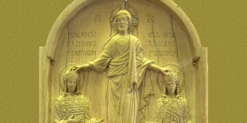 Ο Χριστός στεφανώνει τον Ρωμανό και την Ευδοκία, Κωνσταντινούπολη, ελεφαντόδοντο, περίπου 945-949. Εθνική Βιβλιοθήκη Γαλλίας. Επιγρ.: ΡΩΜΑΝΟϹ ΒΑϹΙΛΕΥϹ ΡΩΜΑΙΩΝ / ΕΥΔΟΚΙΑ ΒΑϹΙΛΙϹ ΡΩΜΑΙΩΝ (πηγή: Clio20 / commons.wikimedia.org)