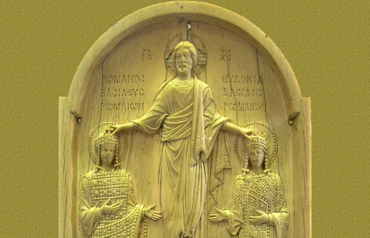 Ο Χριστός στεφανώνει τον Ρωμανό και την Ευδοκία, Κωνσταντινούπολη, ελεφαντόδοντο, περίπου 945-949. Εθνική Βιβλιοθήκη Γαλλίας. Επιγρ.: ΡΩΜΑΝΟϹ ΒΑϹΙΛΕΥϹ ΡΩΜΑΙΩΝ / ΕΥΔΟΚΙΑ ΒΑϹΙΛΙϹ ΡΩΜΑΙΩΝ (πηγή: Clio20 / commons.wikimedia.org)
