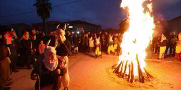 Τελετουργική φωτιά και γύρω της τα Σάγια, στη Νέα Καρβάλη. Δευτέρα 5 Ιανουαρίου 2026 (φωτ.: Δήμος Καβάλας / Λάσκαρης Τσούτσας)