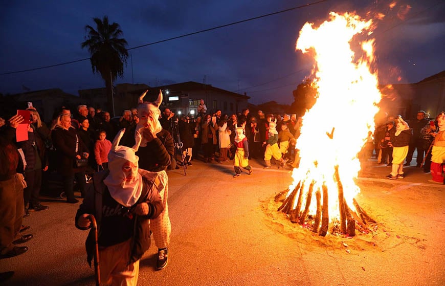 Τελετουργική φωτιά και γύρω της τα Σάγια, στη Νέα Καρβάλη. Δευτέρα 5 Ιανουαρίου 2026 (φωτ.: Δήμος Καβάλας / Λάσκαρης Τσούτσας)