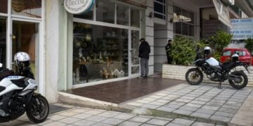 Η οικοδομή στην οποία ξεψύχησε ο άτυχος 17χρονος (φωτ.: EUROKINISSI)