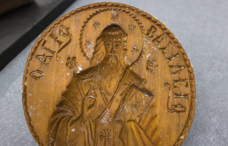 Παραδοσιακή ξύλινη σφραγίδα βασιλόπιτας (φωτ.: ΑΠΕ-ΜΠΕ / Αχιλλέας Χήρας)