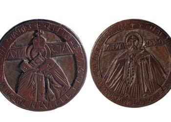 Οι δύο όψεις της ξύλινης σφραγίδας με τους άγιους Αντώνιο και Νικόλαο (φωτ.: Εφορεία Αρχαιοτήτων Ημαθίας)