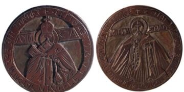 Οι δύο όψεις της ξύλινης σφραγίδας με τους άγιους Αντώνιο και Νικόλαο (φωτ.: Εφορεία Αρχαιοτήτων Ημαθίας)