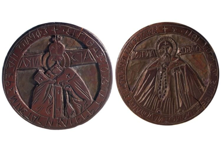 Οι δύο όψεις της ξύλινης σφραγίδας με τους άγιους Αντώνιο και Νικόλαο (φωτ.: Εφορεία Αρχαιοτήτων Ημαθίας)