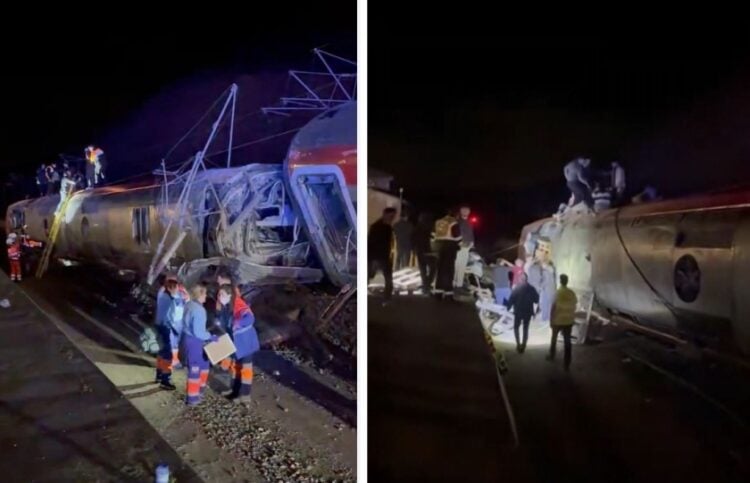 Διασώστες αναζητούν επιζώντες στα συντρίμμια των δύο τρένων (φωτ.: ΕΡΑ/Χ/Eleanorinthesky)