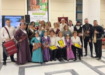 Μικρά και μεγάλα μέλη του συλλόγου στη διάρκεια της έκθεσης (φωτ.: facebook/Despina Kotakidou)