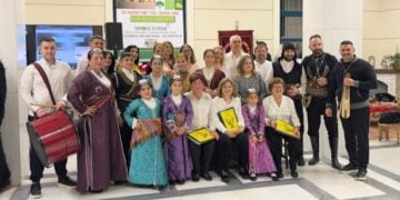 Μικρά και μεγάλα μέλη του συλλόγου στη διάρκεια της έκθεσης (φωτ.: facebook/Despina Kotakidou)