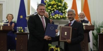 Στην πίσω σειρά διακρίνεται η πρόεδρος της Κομισιόν Ούρσουλα φον ντερ Λάιεν, ο πρόεδρος του ευρωπαϊκού συμβουλίου Αντόνιο Λουίς Σάντος ντα Κόστα και ο ινδός πρωθυπουργός Ναρέντρα Μόντι να χειροκροτούν ενώ ο Ινδός υπουργός Εξωτερικών Σ. Τζαϊσανκάρ (δεξιά, μπροστά) και ο ευρωπαίος επίτροπος για το εμπόριο Μάρος Σέφκοβιτς υπογράφουν την εμπορική συμφωνία (φωτ.: EPA/Rajat Gupta)