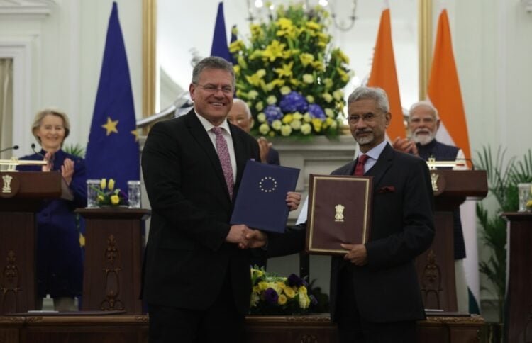 Στην πίσω σειρά διακρίνεται η πρόεδρος της Κομισιόν Ούρσουλα φον ντερ Λάιεν, ο πρόεδρος του ευρωπαϊκού συμβουλίου Αντόνιο Λουίς Σάντος ντα Κόστα και ο ινδός πρωθυπουργός Ναρέντρα Μόντι να χειροκροτούν ενώ ο Ινδός υπουργός Εξωτερικών Σ. Τζαϊσανκάρ (δεξιά, μπροστά) και ο ευρωπαίος επίτροπος για το εμπόριο Μάρος Σέφκοβιτς υπογράφουν την εμπορική συμφωνία (φωτ.: EPA/Rajat Gupta)