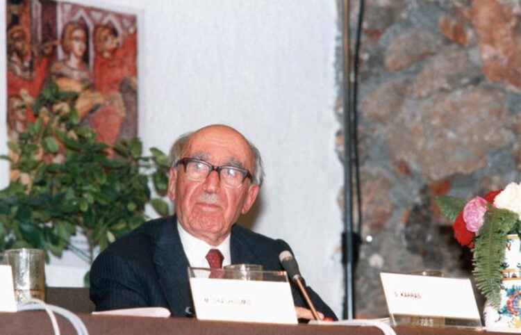 Ο Σίμων Καράς στους Δελφούς, το 1988, στη Διεθνή Μουσικολογική Συνάντηση (πηγή: Ευρωπαϊκό Πολιτιστικό Κέντρο Δελφών)