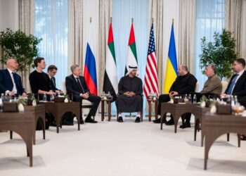 Στιγμιότυπο από τη συνάντηση των αντιπροσωπειών ΗΠΑ, Ουκρανίας και Ρωσίας στο Άμπου Ντάμπι (φωτ.: ΕΡΑ/Προεδρία των Ηνωμένων Αραβικών Εμιράτων)