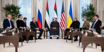 Στιγμιότυπο από τη συνάντηση των αντιπροσωπειών ΗΠΑ, Ουκρανίας και Ρωσίας στο Άμπου Ντάμπι (φωτ.: ΕΡΑ/Προεδρία των Ηνωμένων Αραβικών Εμιράτων)