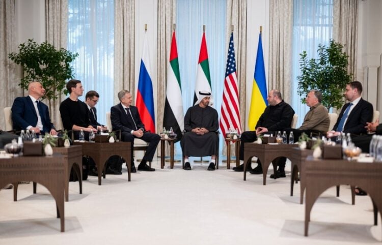 Στιγμιότυπο από τη συνάντηση των αντιπροσωπειών ΗΠΑ, Ουκρανίας και Ρωσίας στο Άμπου Ντάμπι (φωτ.: ΕΡΑ/Προεδρία των Ηνωμένων Αραβικών Εμιράτων)