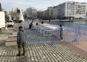 Συνεργείο του δήμου Θεσσαλονίκης στήνει τα ειδικά κιγκλιδώματα στον χώρο του λιμανιού (φωτ.: ΑΠΕ-ΜΠΕ)