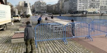 Συνεργείο του δήμου Θεσσαλονίκης στήνει τα ειδικά κιγκλιδώματα στον χώρο του λιμανιού (φωτ.: ΑΠΕ-ΜΠΕ)