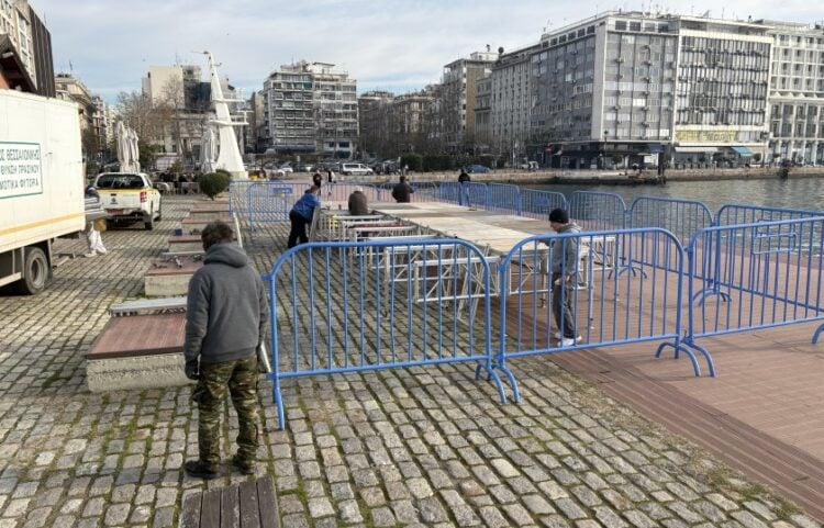 Συνεργείο του δήμου Θεσσαλονίκης στήνει τα ειδικά κιγκλιδώματα στον χώρο του λιμανιού (φωτ.: ΑΠΕ-ΜΠΕ)