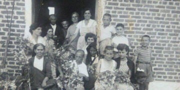 Σηροτρόφοι (πηγή: Αρχείο Κώστα Δούλια)