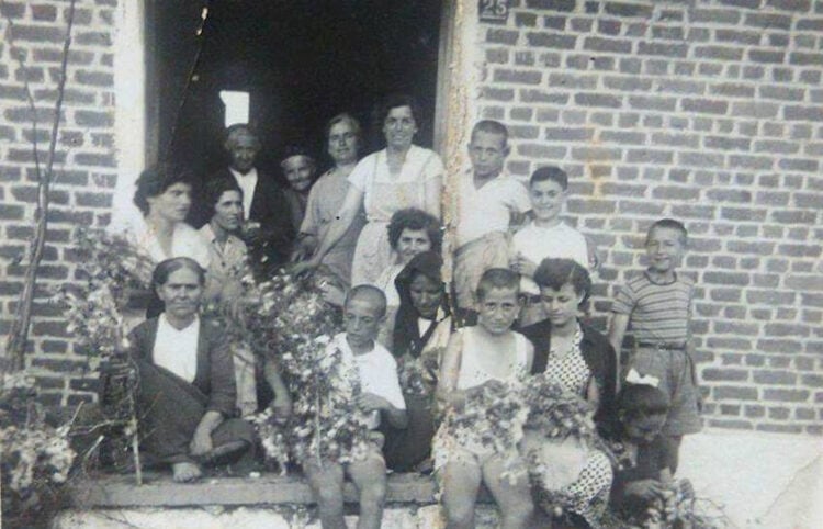 Σηροτρόφοι (πηγή: Αρχείο Κώστα Δούλια)