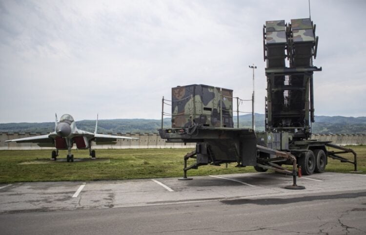 Σύστημα αντιαεροπορικής άμυνας Patriot του ΝΑΤΟ σε αεροπορική βάση στη Σλοβακία (φωτ. αρχείου: EPA/Martin Divisek)