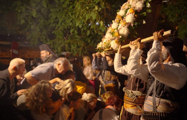 Στιγμιότυπο από το επεισόδιο του ντοκιμαντέρ «Για τα Πανηγύρια», από την Παναγία Σουμελά τον Δεκαπενταύγουστο (πηγή: ΕΡΤ3)
