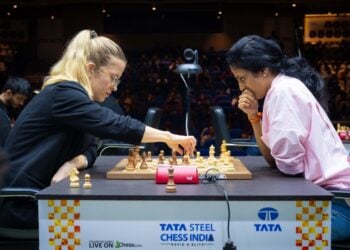 Η Σταυρούλα Τσολακίδου (αριστερά) στη διάρκεια του πρωταθλήματος στην Ινδία (φωτ.: chesskavala.gr)