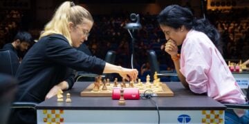 Η Σταυρούλα Τσολακίδου (αριστερά) στη διάρκεια του πρωταθλήματος στην Ινδία (φωτ.: chesskavala.gr)