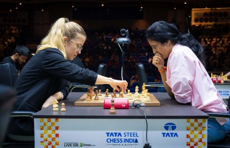 Η Σταυρούλα Τσολακίδου (αριστερά) στη διάρκεια του πρωταθλήματος στην Ινδία (φωτ.: chesskavala.gr)
