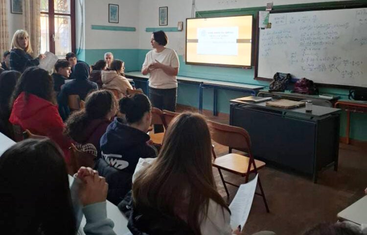 Παρουσίαση στο Πρότυπο Γενικό Λύκειο Μυτιλήνης, 18 Δεκεμβρίου 2025 (φωτ.: Facebook / Γενικά Αρχεία του Κράτους- Τμήμα ΓΑΚ Λέσβου)